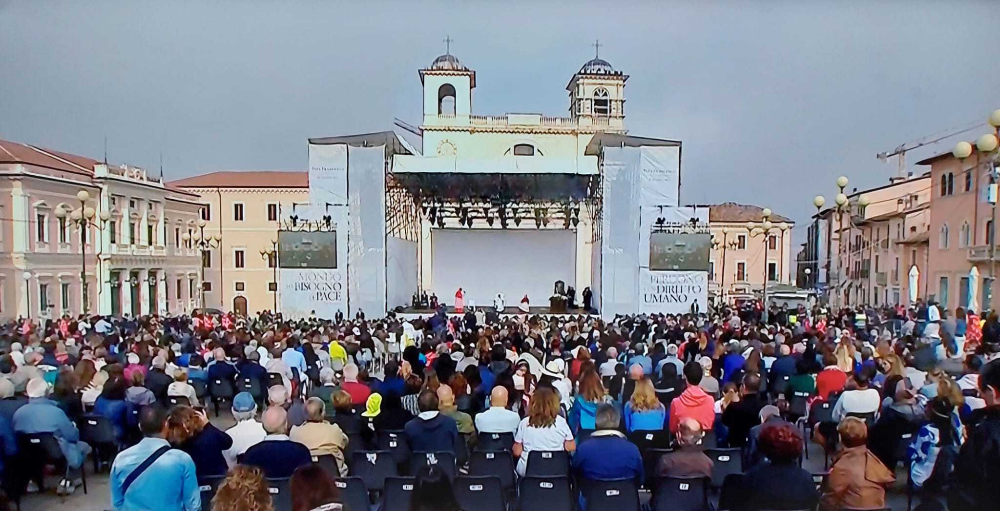Papa Francesco arriva in piazza Duomo, ad accoglierlo migliaia di fedeli e rappresentanti istituzionali (Fotogallery)
