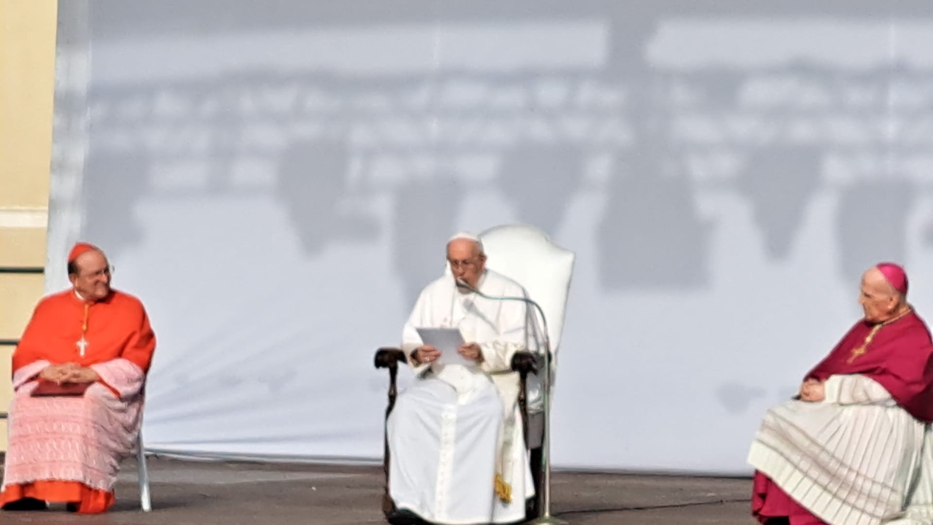 Papa Francesco arriva in piazza Duomo, ad accoglierlo migliaia di fedeli e rappresentanti istituzionali (Fotogallery)