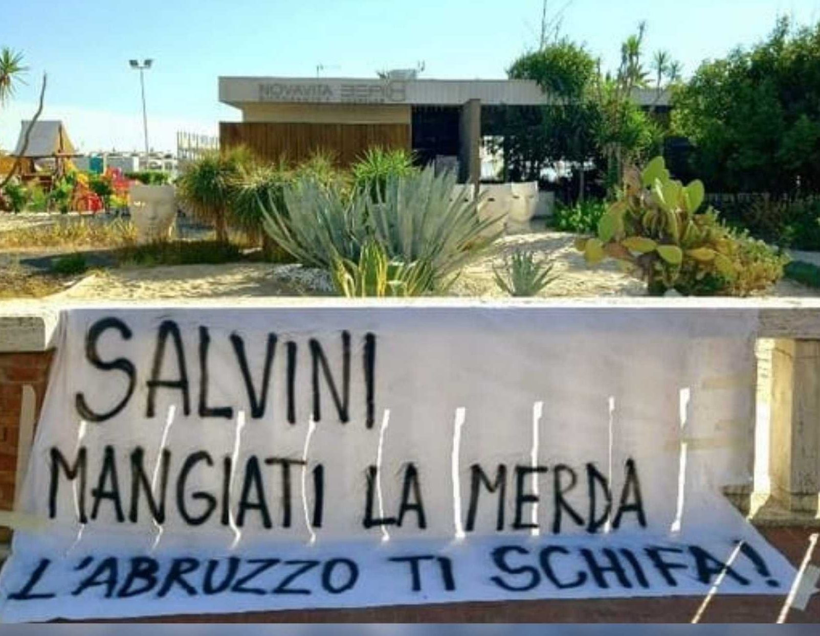 Elezioni, Salvini domani a Giulianova: striscione offensivo “L’Abruzzo ti schifa”