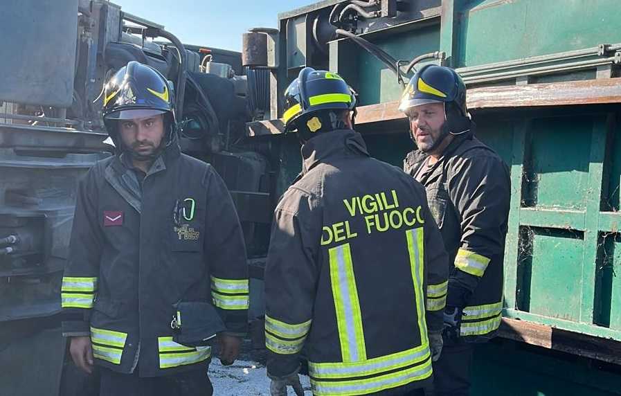 Camion si ribalta in autostrada, paura per l’autista: intervento dei vigili del fuoco