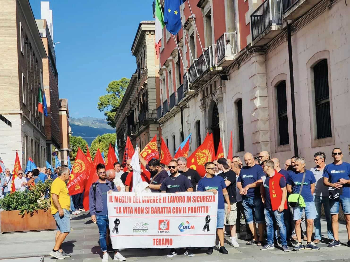 Uomini a terra su lenzuoli bianchi e fiaccole, Teramo si ferma per i morti sul lavoro (FOTO)