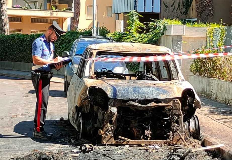 Incendio nella notte a Silvi, due vetture in fiamme