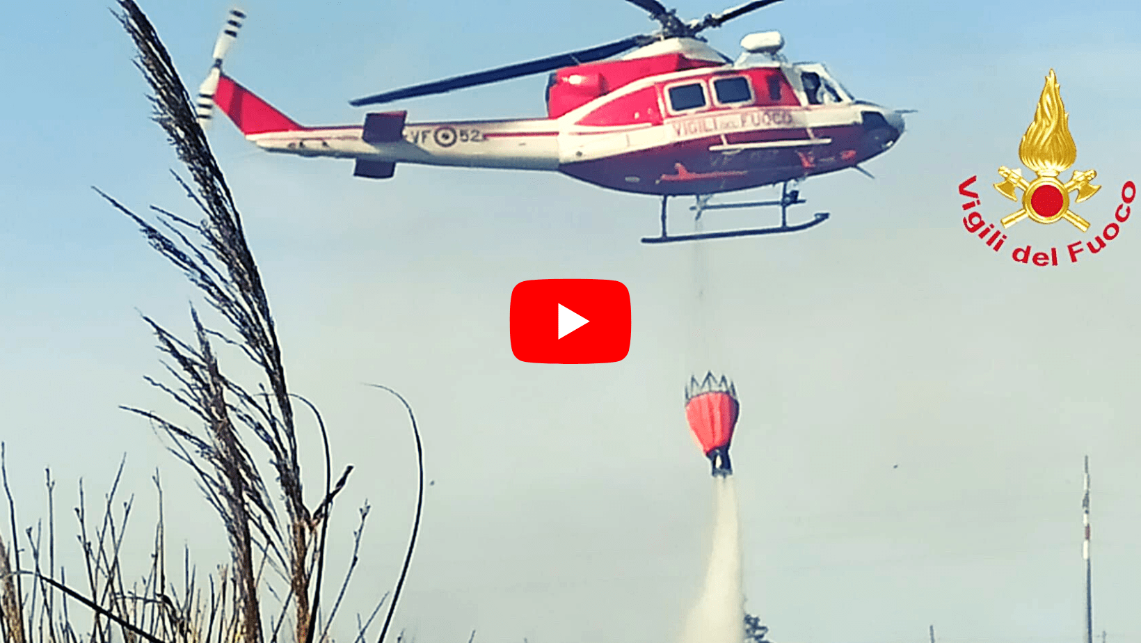 Incendio sterpaglie minaccia capannone a Città Sant’Angelo, oltre 3 ore di lavoro per vigili fuoco