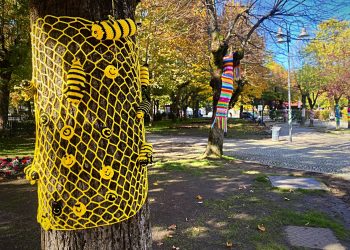 Weekend di tutti i santi, le artiste di strada vestono a festa gli alberi del parco (FOTOGALLERY)