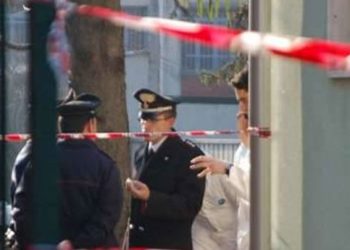 Donna uccisa a coltellate: sul posto pm e medico legale, il Sindaco: “Altro dramma familiare”