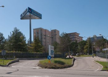 Donna uccisa a coltellate, arrestato il figlio 50enne ora in ospedale