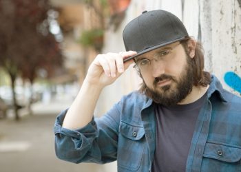 “Er piotta”, il primo rapper italiano arriva in Abruzzo: incontro con i giovani