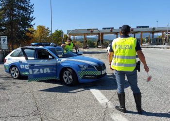 Ubriaco si addormenta in autostrada sulla corsia di sorpasso: sanzionato
