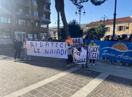 Naiadi, protesta davanti alla Regione contro gestore: “Impossibile allenarsi”