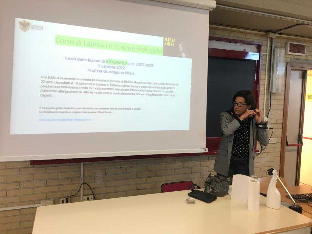 La lezione all’UnivAq oggi parte con il taglio di una ciocca di capelli per Mahsa Amini