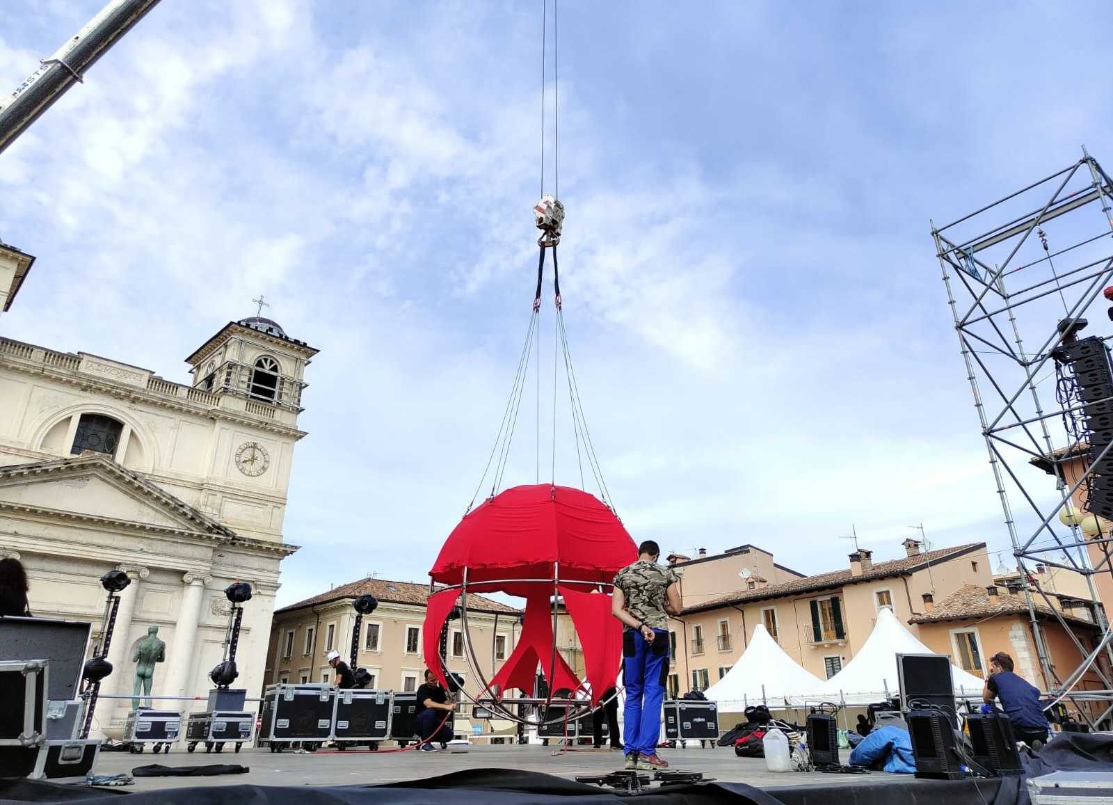 L’Aquila cambia volto per il festival “Riscoprire l’Europa”: Grande gru per acrobati, cupola e trapezisti