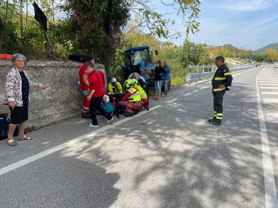 Precipita tra i rovi per oltre 30 metri, 85enne salvato da vigili del fuoco e sanitari