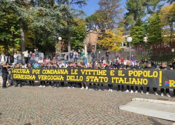 Sisma L’Aquila, manifestazione in corso: “Le vittime non hanno colpa. Questa sentenza è un abominio”