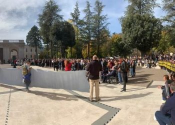 Sisma L’Aquila, manifestazione in corso: “Le vittime non hanno colpa. Questa sentenza è un abominio”