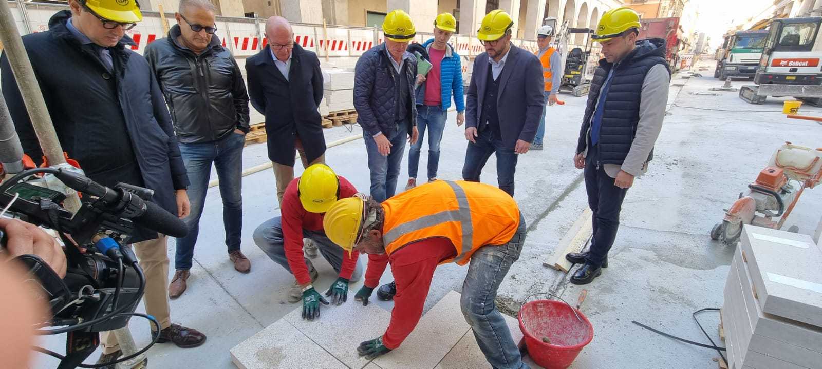 Nuova pavimentazione in centro storico all’Aquila, iniziata la posa delle lastre in pietra bianca 