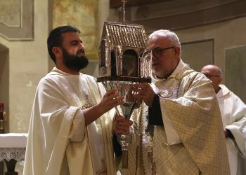 La voce di Nora Hime incanta migliaia di pellegrini a Pescara