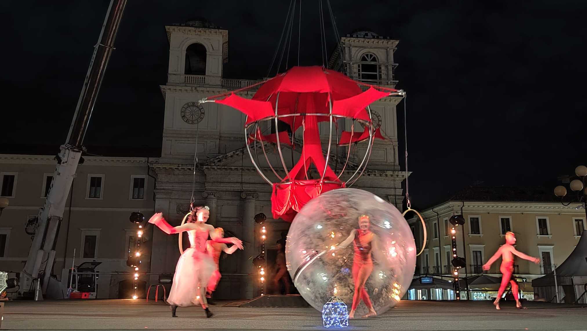 Suggestivo spettacolo acrobatico apre festival “Riscoprire l’Europa”, attesa per concerti Rocco Hunt e Morgan