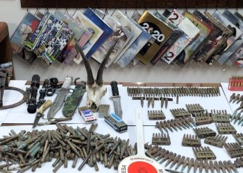 Nasconde grossi pugnali, proiettili e armi in un terreno di campagna: 73enne agli arresti domiciliari