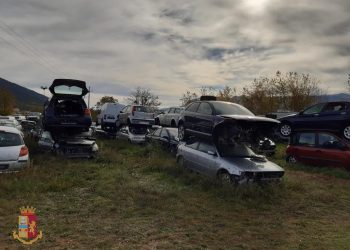 Rottami di 100 veicoli abbandonati e oli nocivi nell’ambiente, scatta sequestro area