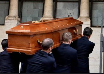 Funerali con 130 addetti in nero: portavano le bare ma avevano il reddito di cittadinanza