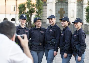 Le foto del nuovo calendario 2023 della polizia di Stato: il ricavato andrà all’Unicef