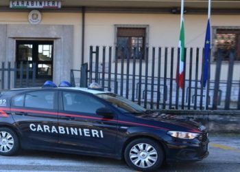 Ladri in azione davanti al cimitero, inseguiti e bloccati dai carabinieri