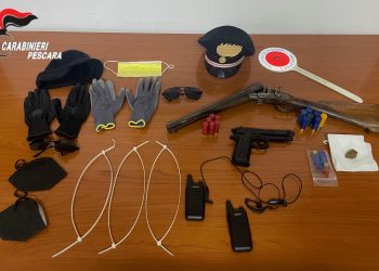 Stavano per rapinare un ufficio postale con pistole e fascette, fermato gruppo di malviventi