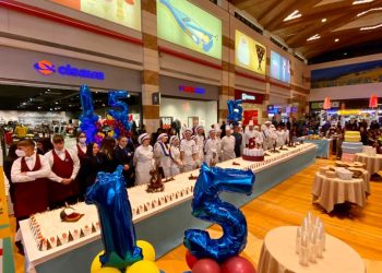 Mega torta fatta dagli studenti dell’alberghiero per il centro commerciale Gran Sasso (Foto)