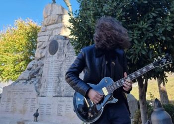 In Abruzzo la prima commemorazione ai caduti con chitarra rock: “Un fucile per la pace”