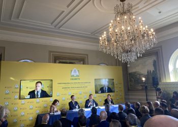 Cibo sintetico, forte opposizione degli italiani: “Già 200mila firme contro alimenti in provetta”