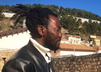 “Contropiede”, un calciatore migrante racconta i paesi d’Abruzzo in un docufilm