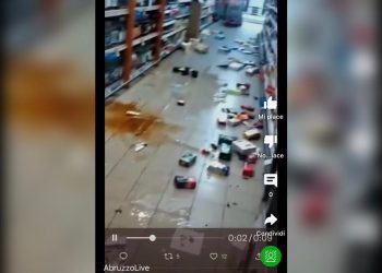 Terremoto Marche, bottiglie rotte e prodotti a terra in un supermercato di Ancona (VIDEO)