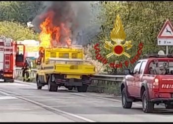 In fiamme un furgone sulla Tiburtina, salvo il conducente (Foto)
