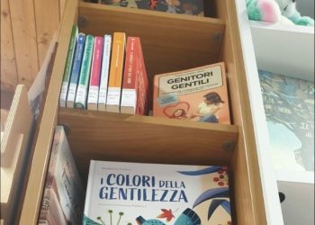 “Siamo alberi”, lo scaffale della gentilezza: pieno di libri per grandi e piccini