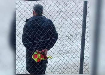 La bandierina in una mano e la Peroni nell’altra, cosa alzerà il guardalinee?