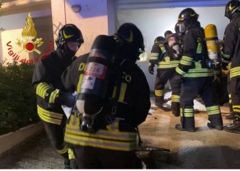 In fiamme un garage, l’incendio è partito da un elettrodomestico