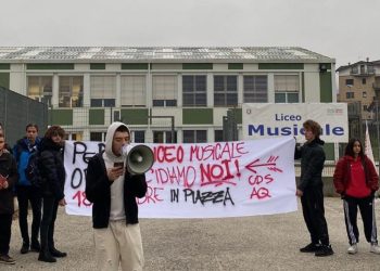 Protestano gli studenti davanti al liceo musicale: “Siamo isolati, manca il trasporto pubblico”
