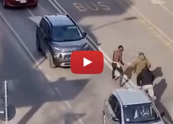 Fugge in strada in pantaloncini dopo aver tentato di aggredire due ragazze (Video)