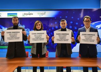 Caro energia, duro l’attacco della sinistra: “Unica regione senza aiuti per famiglie e imprese”
