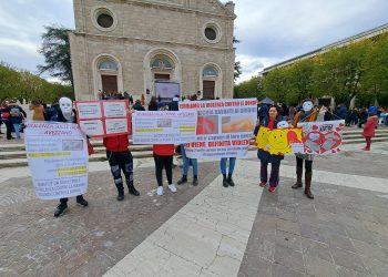 “L’amore non alza le mani, l’amore prende per mano”: ad Avezzano in centinaia al corteo del 25 novembre