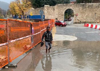 Ancora disagi alla stazione dell’Aquila, costretti a togliersi le scarpe per attraversare