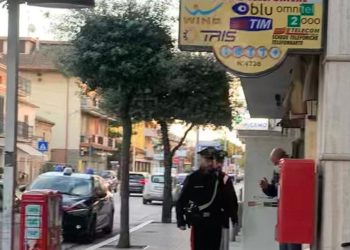 Minaccia titolare di una tabaccheria con un coltello, ladro in fuga con il bottino