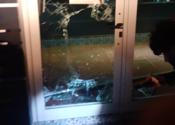 Rompe porta a vetri e tenta furto in pizzeria: Guardie giurate lo inseguono e lo consegnano ai carabinieri