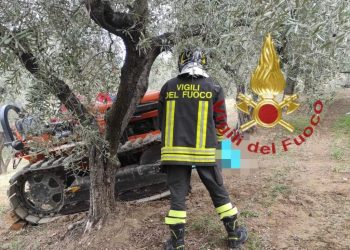Incidenti sul lavoro, si ribalta con il trattore e muore a 73 anni (VIDEO)