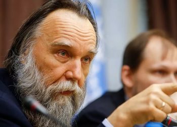 Dugin punta il dito contro Putin: il sovrano che non pensa al suo popolo andrebbe ucciso
