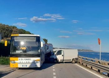 Finisce con il furgone contro bus studenti, i vigili del fuoco estraggono un ferito dalle lamiere
