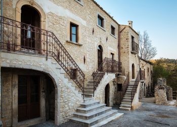 Fuggire dalla folla e dormire in castelli e abbazie, la nuova moda del turismo