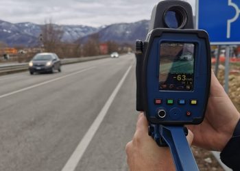 Contrasto alta velocità, raffica di sanzioni e ben quattro patenti ritirate