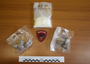 A spasso nonostante i domiciliari e droga nascosta in casa: arrestato dalla polizia