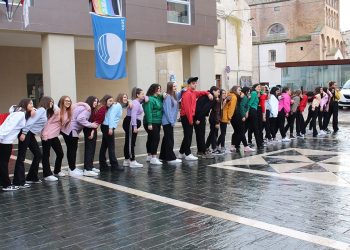 Studenti uniti contro la violenza sulle donne: flash mob itinerante per le vie del centro